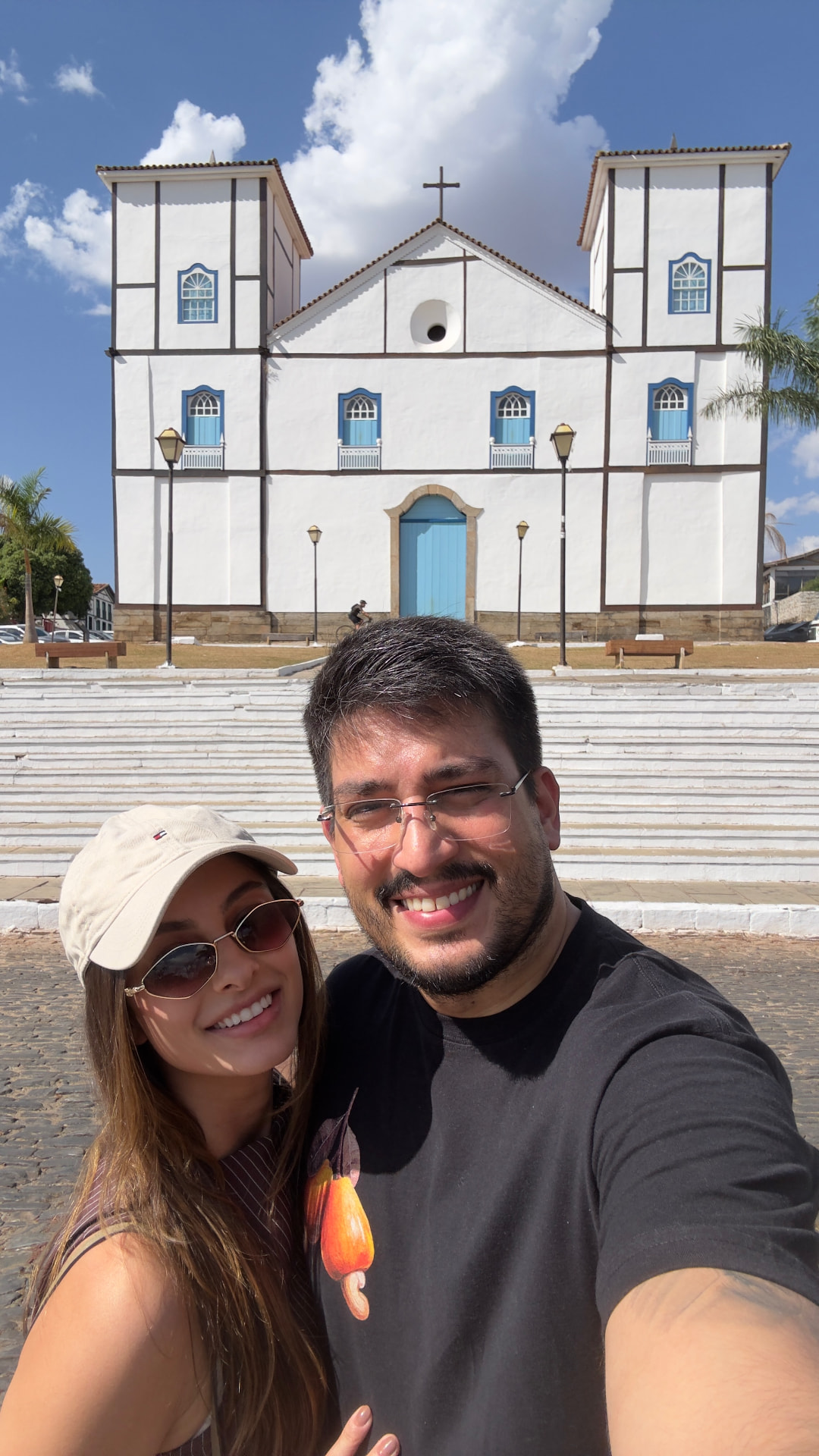 Gabriella e João em frente à igreja